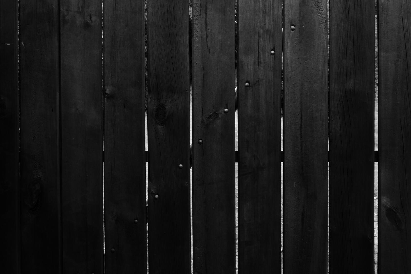 Palissade en bois sombre